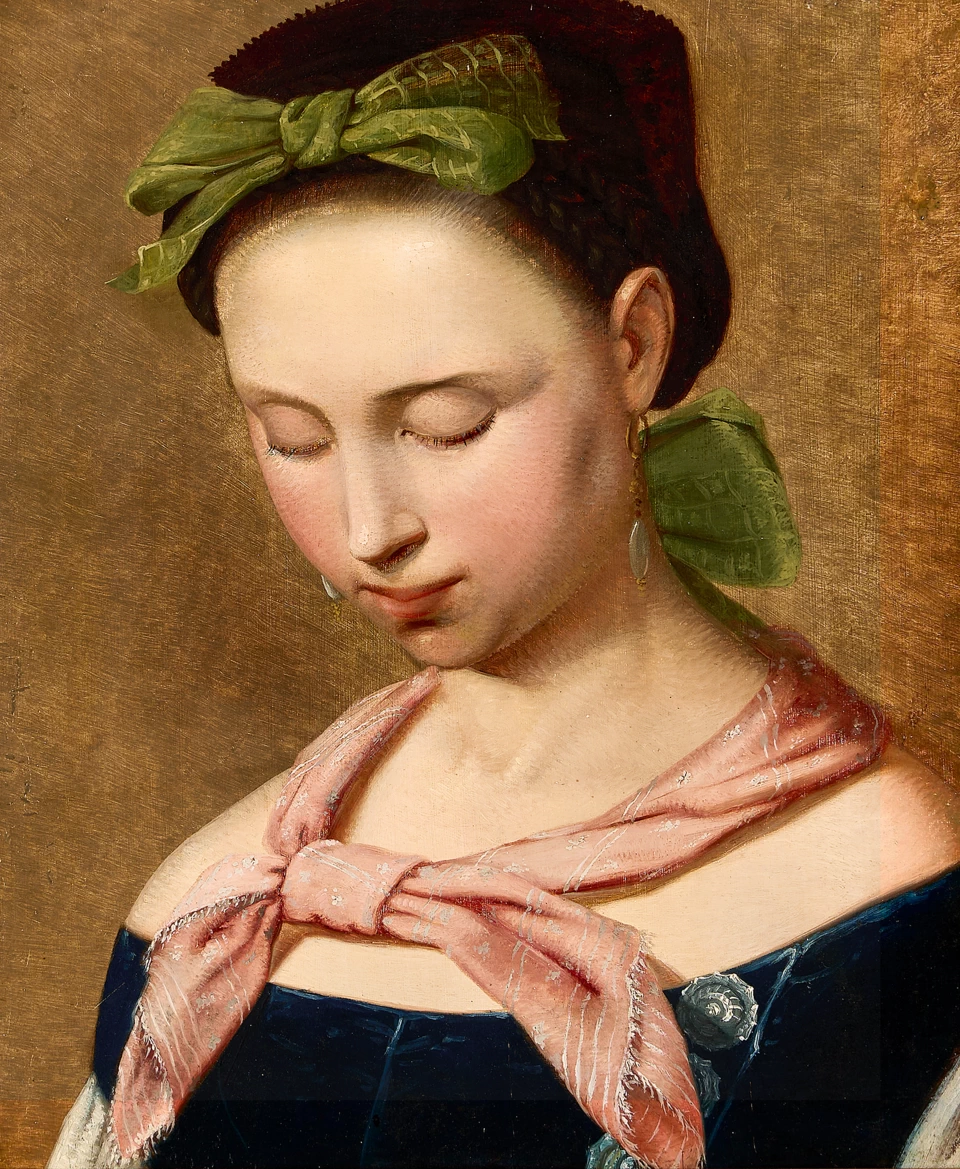 Ritratto di una giovane donna con lo sguardo abbattuto e un fiocco verde tra i capelli